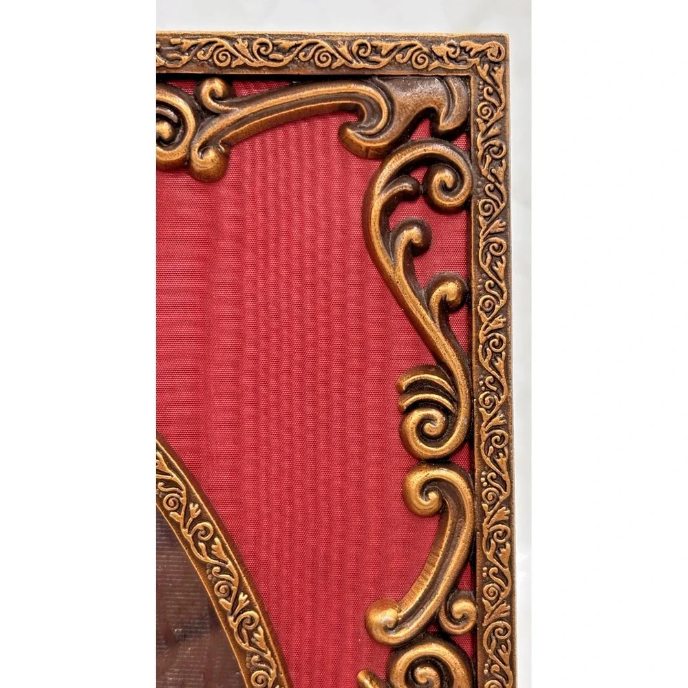 Vintage Ornate Gold Filigree Photo Frame Red Moiré Oval 6.5x4.5‎ Opening Korea